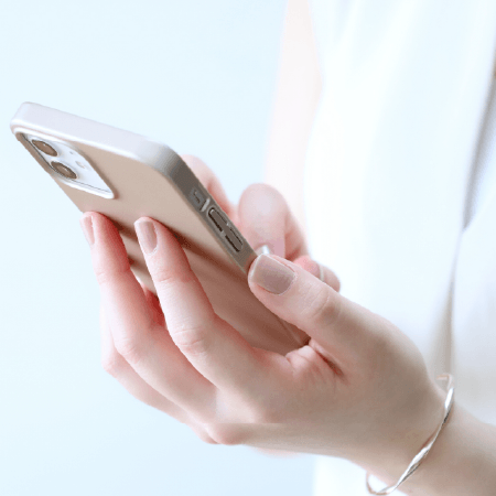 スマホを操作する手元