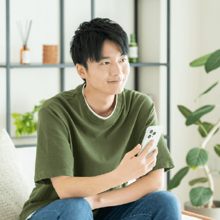 リラックスしながらスマホを操作する男性